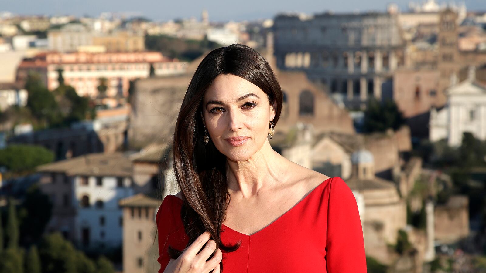 articles/2015/10/28/monica-bellucci-the-babe-who-tamed-bond/151027-bugbee-bellucci-tease_xaiuy2