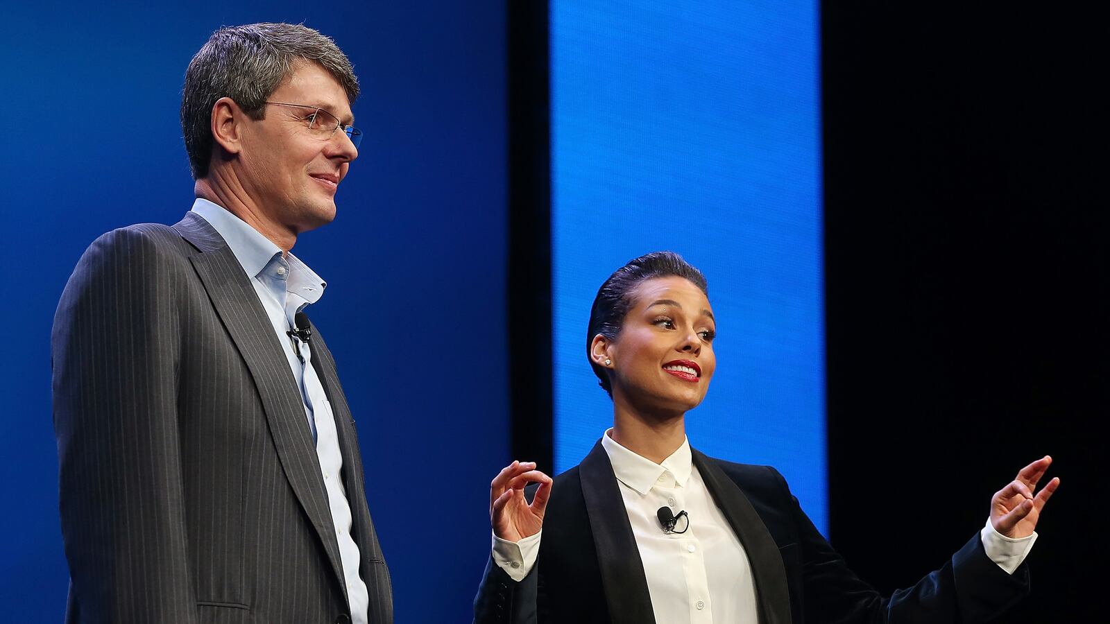 cheats/2013/01/30/alicia-keys-betrays-blackberry/130130-blackberry-keys-tease_e2hetx