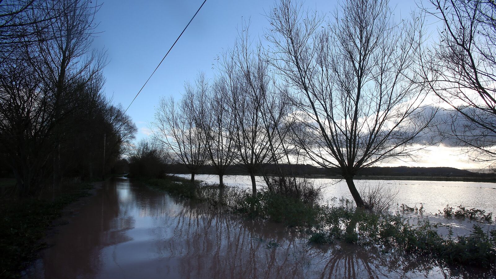 cheats/2012/11/25/britain-battles-heavy-rain-floods/britain-weather-flooding-cheat_kyvrux