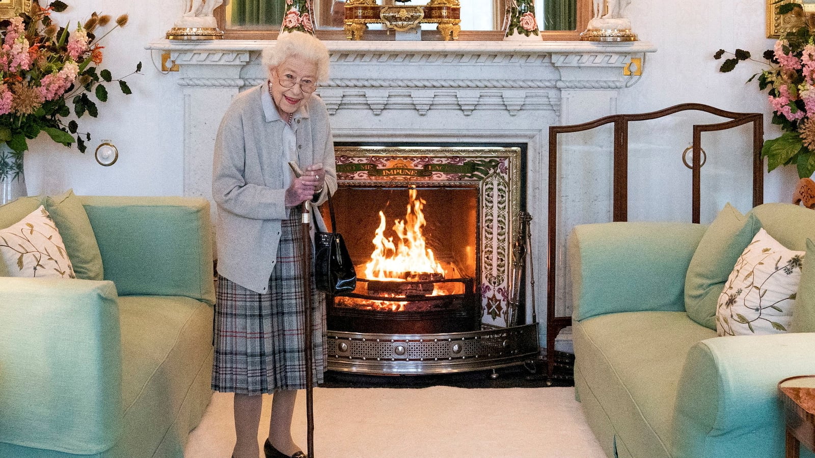 2022-09-08T130658Z_1535827613_RC2OBW9NV0MT_RTRMADP_3_BRITAIN-POLITICS-LEADERSHIP-QUEEN_hmwrd4