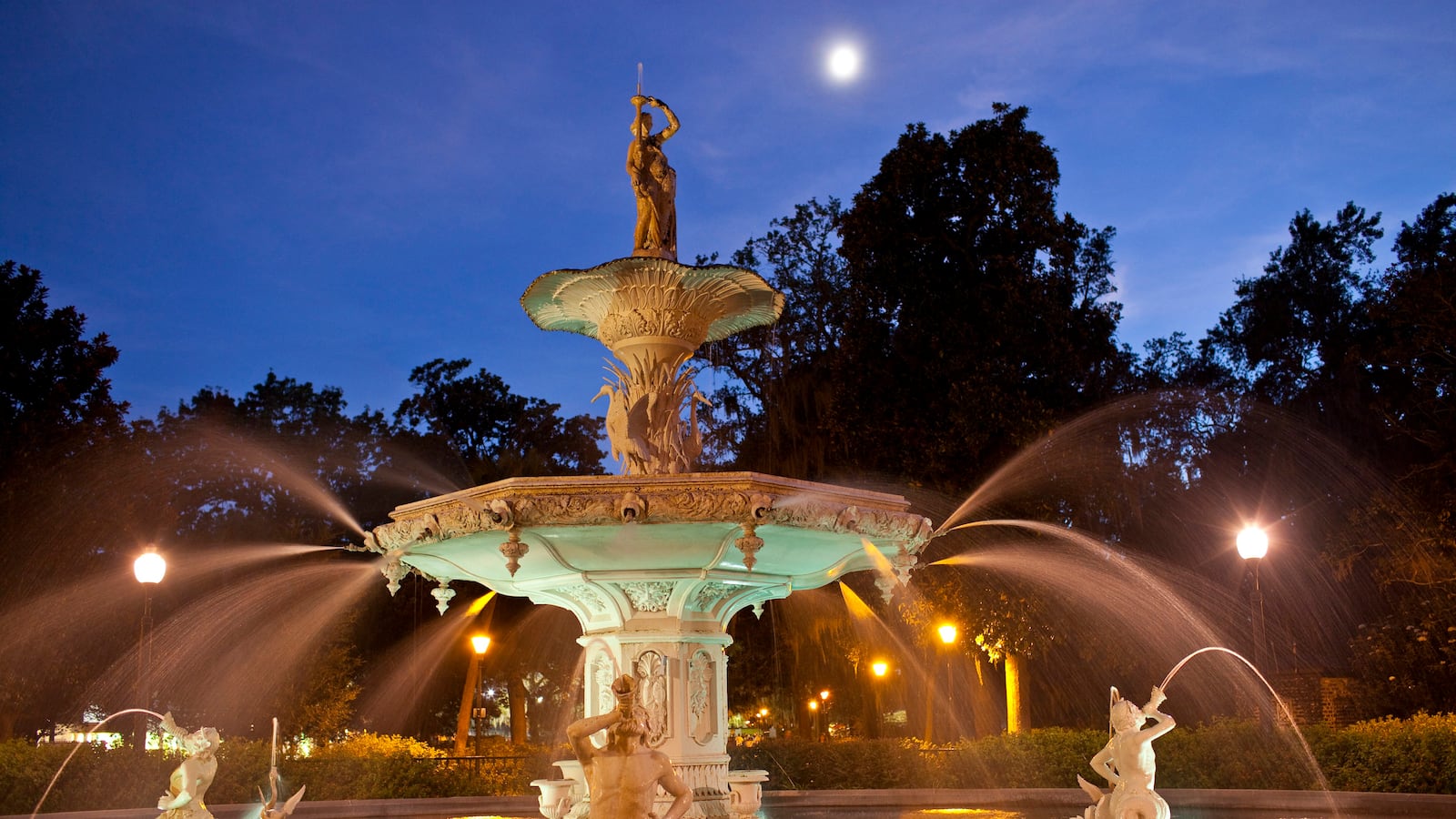 articles/2014/05/08/who-knew-savannah-was-the-south-s-secret-urban-oasis/140430-lexus-savannah-tease_bqlaoo