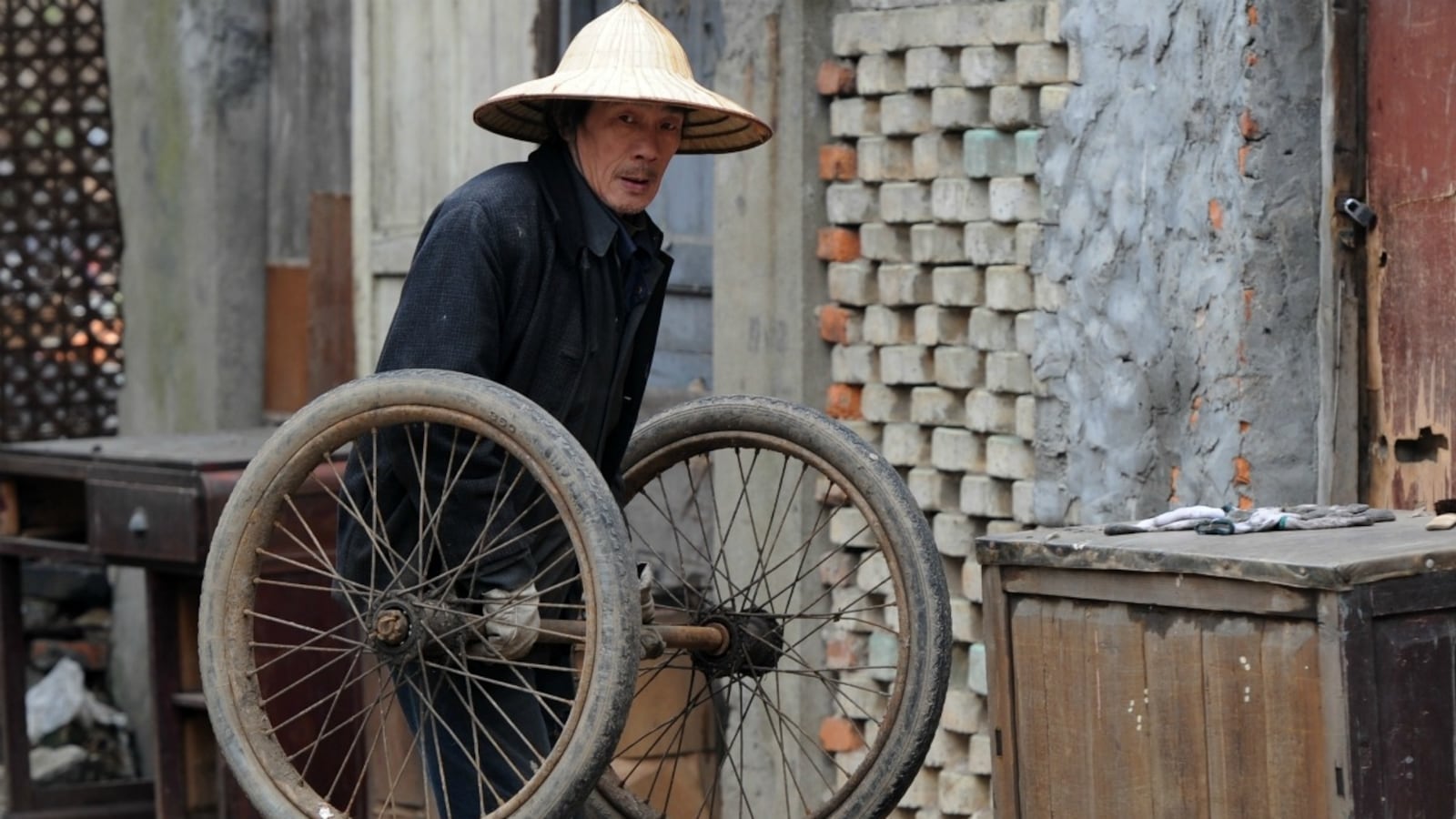 articles/2012/03/15/the-hardest-part-of-inventing-the-wheel-not-the-round-part/wheel-axel_rbui76