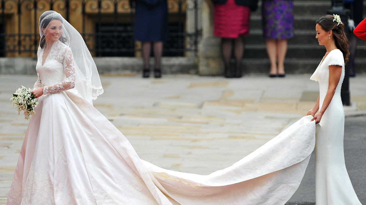 articles/2014/05/02/pippa-had-a-fake-butt-claims-french-royal-expert/kate-middleton-turns-30-wedding-dress_gbix7z