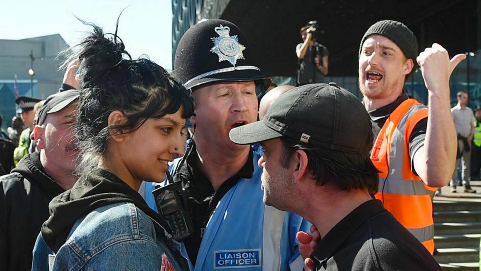 articles/2017/04/10/woman-faces-down-islamophobes-in-new-image-of-british-defiance/170410-sykes-viral-photo-tease_ulplqe