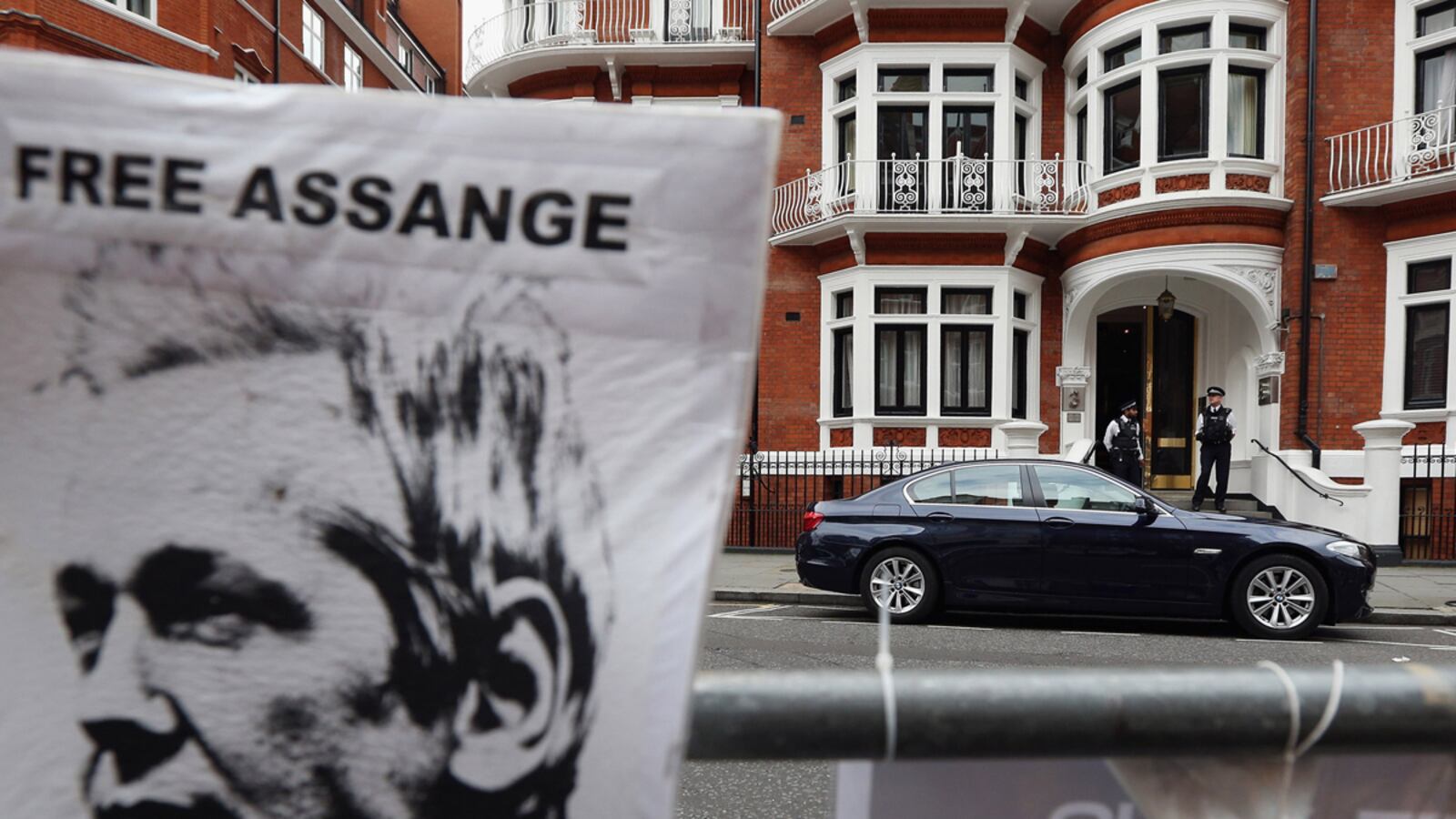 cheats/2012/08/16/ecuador-assange-can-stay/ecuador-assange-england-cheat_cemjgo