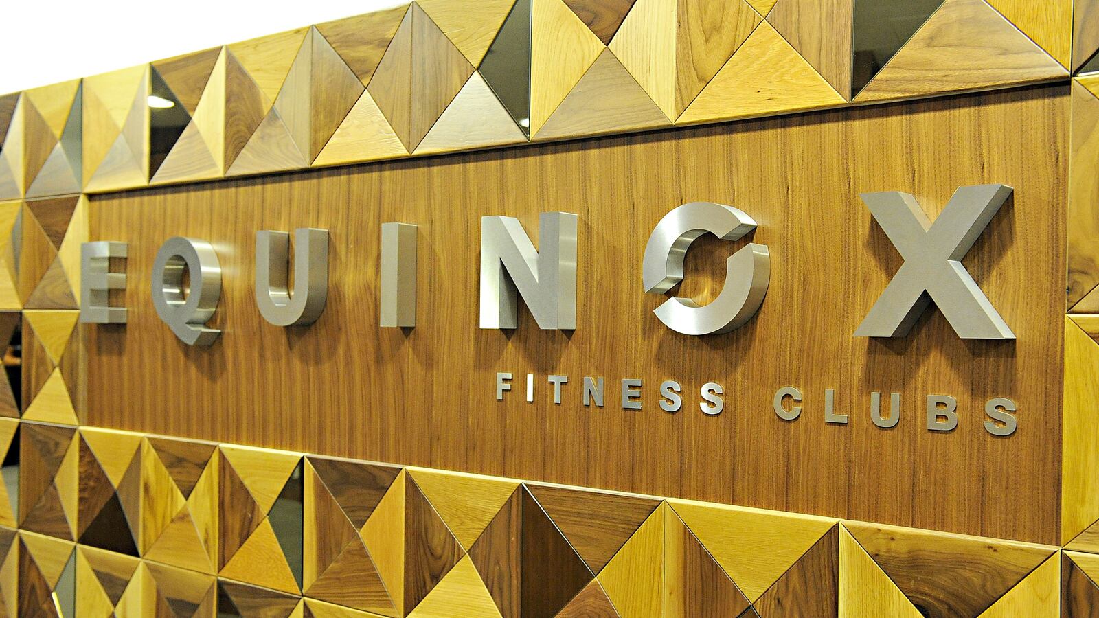 190408-tani-equinox-tease_v1xtpn