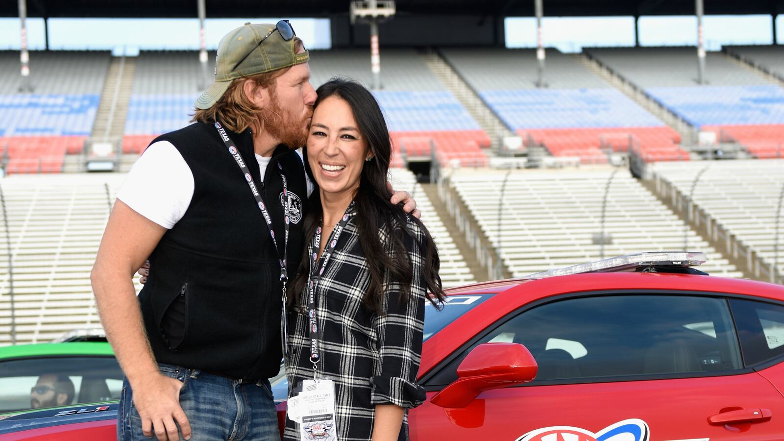 181110-chip-joanna-gaines-back-cheat_pqyajj