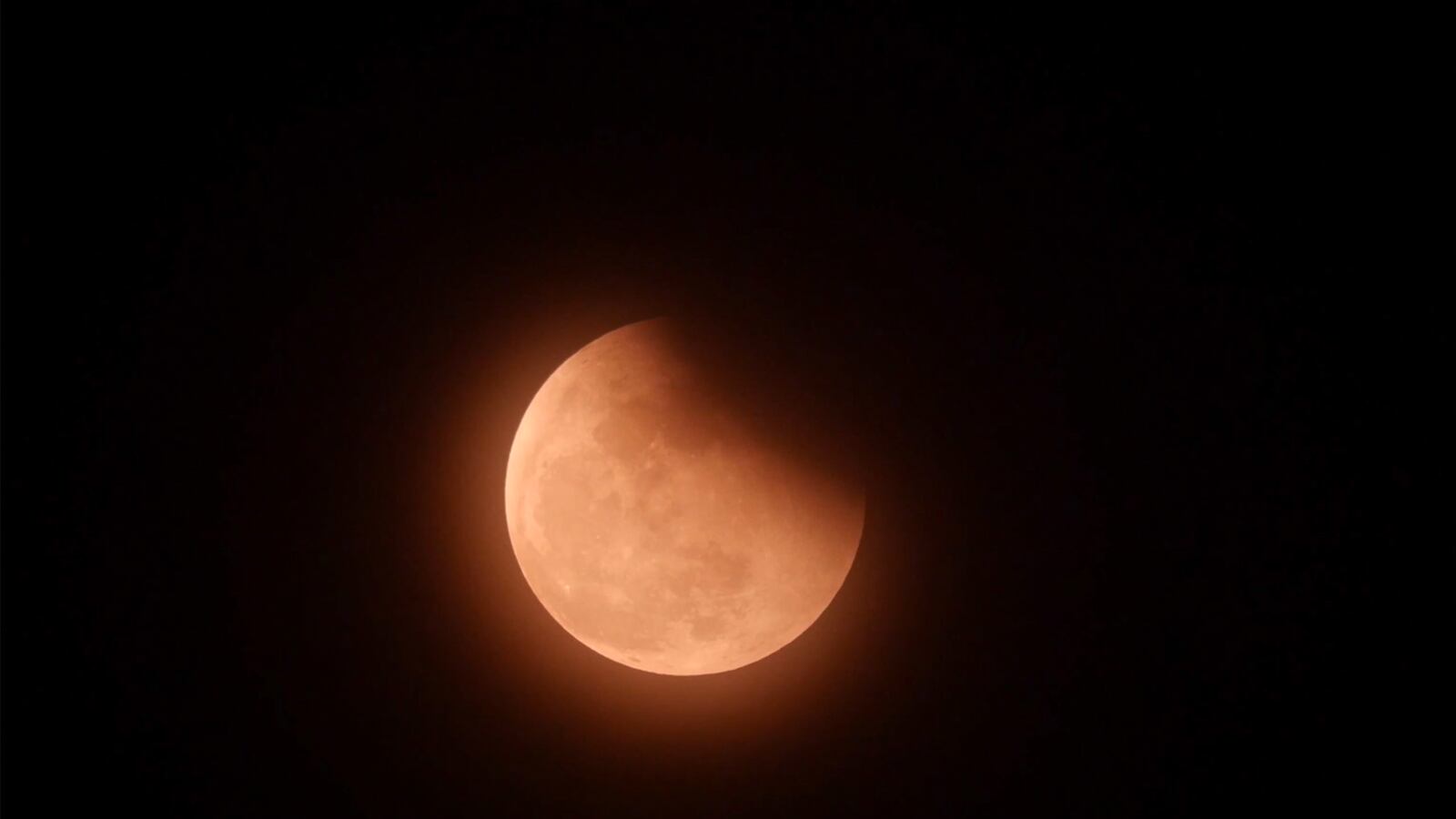 articles/2014/10/08/best-of-the-blood-moon/141008-viralvid-bloodmoon-tease_kamgpa