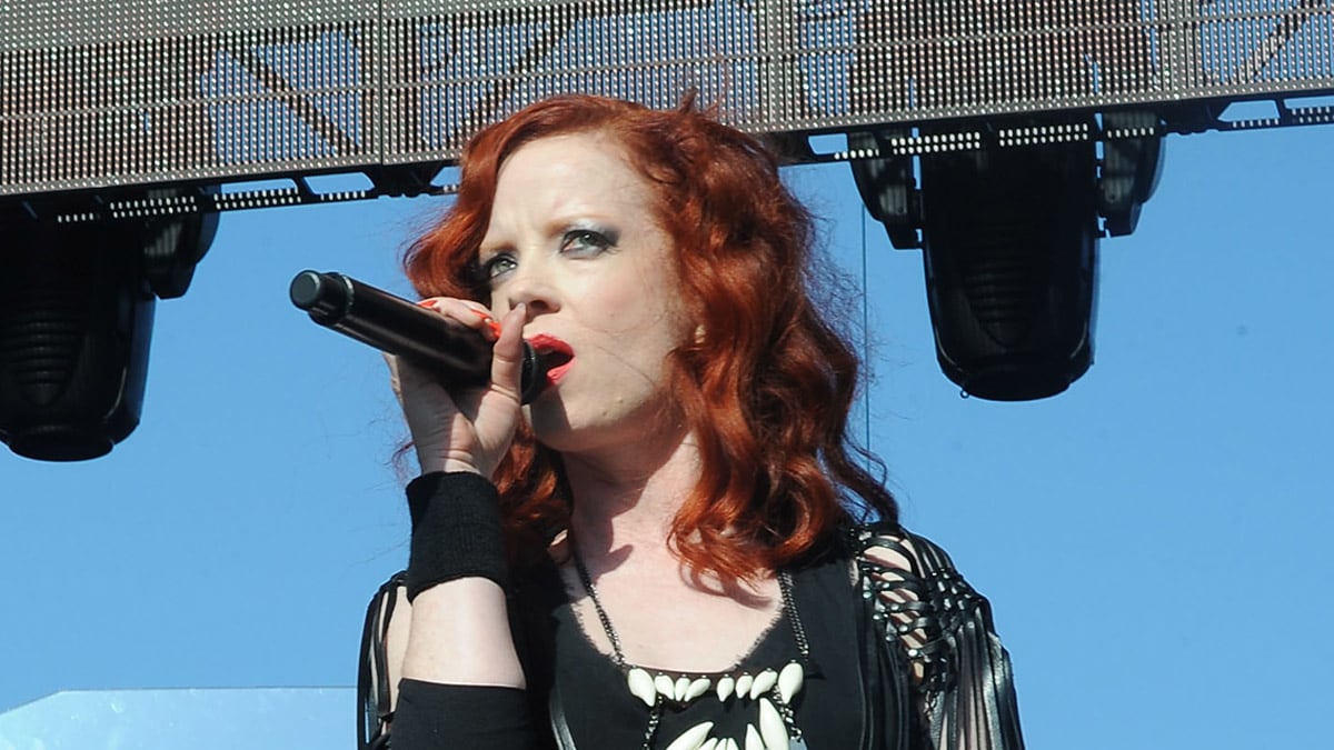 articles/2012/07/16/rock-star-shirley-manson-from-garbage-battles-a-cyberstalker/shirley-manson-garbage-stalker-pelisek_r4gyhp