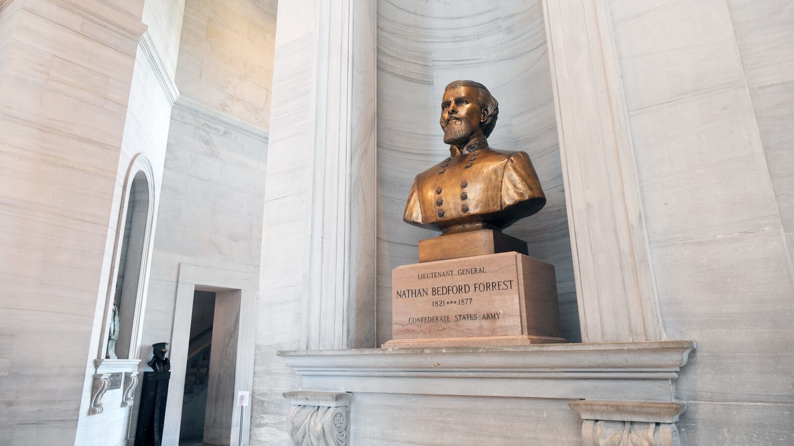 2020-06-25T174817Z_2054744158_MT1USATODAY14454674_RTRMADP_3_A-BUST-OF-NATHAN-BEDFORD-FORREST-IS-ON-DISPLAY-IN-TENNESSEE_erffji