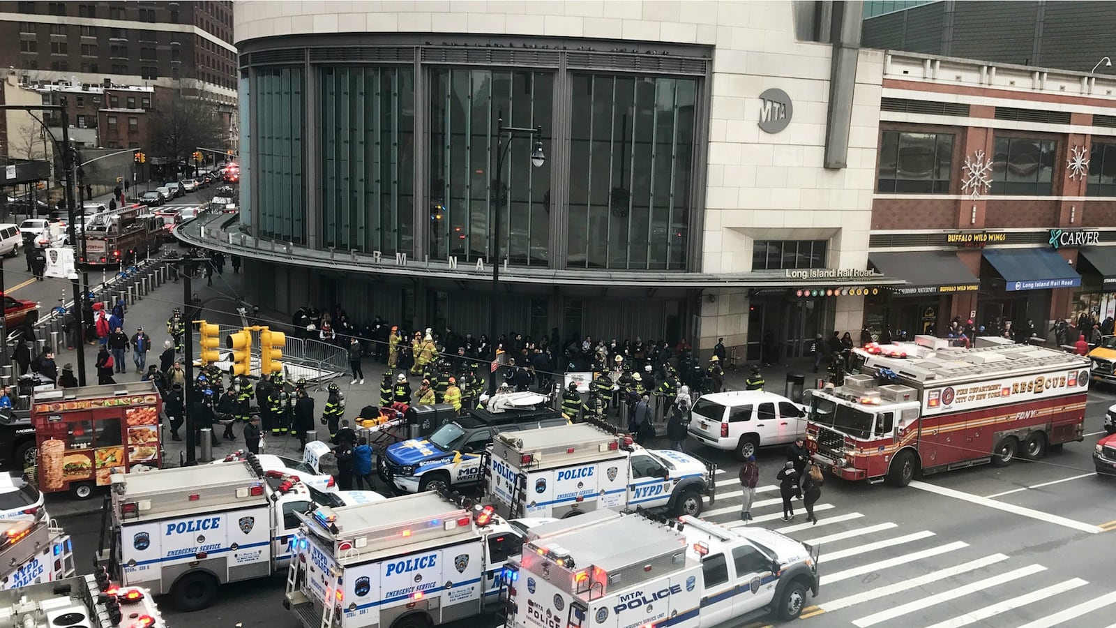 cheats/2017/01/04/76-hurt-in-lirr-train-derailment/170104-LIRR-train-derailed-cheat_szkg8q