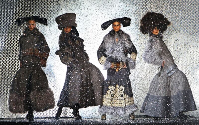 galleries/2010/03/11/paris-fashion-week/paris-fashion-week---galliano_v02mx4