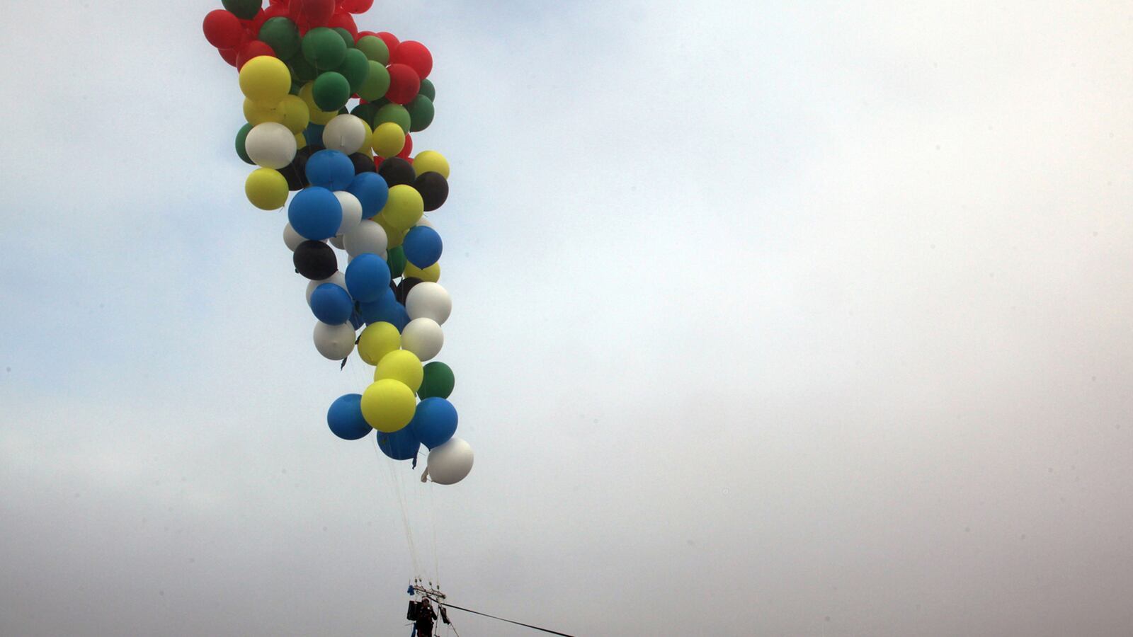 cheats/2013/04/06/man-travels-3-7-miles-by-party-balloons/130406-safrica-mandela-balloon-cheat_fixkxo