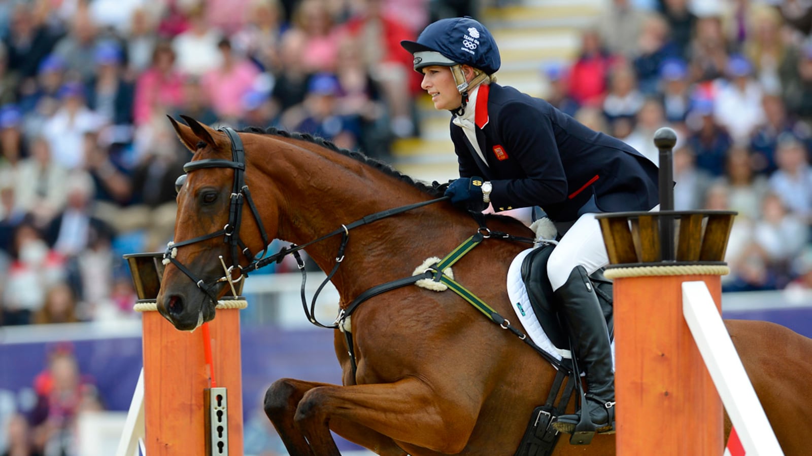 articles/2012/07/31/zara-knocks-down-a-fence-as-royal-family-look-on/eq2_fuz4rv