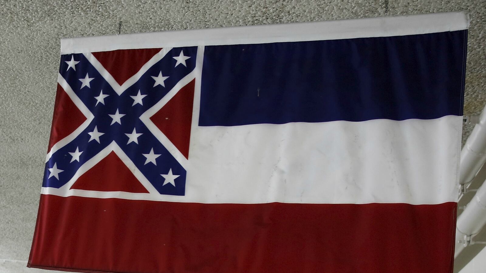 cheats/2015/10/26/ole-miss-removes-confederate-flag/151026-mississippi-cheat_ajjw2z