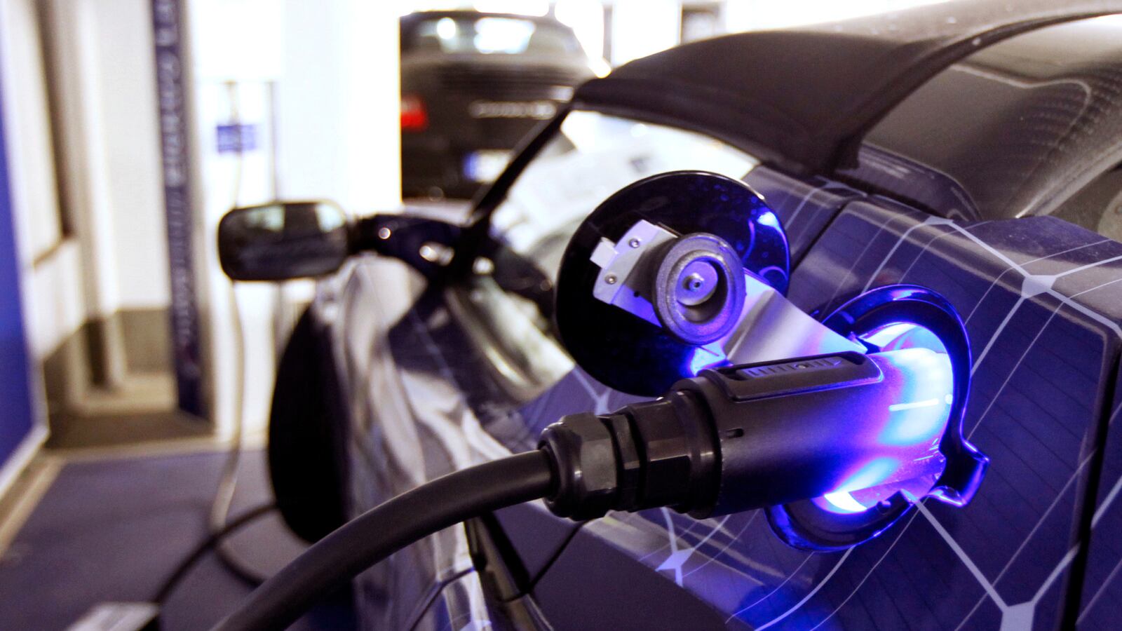 articles/2013/06/22/tesla-motors-ceo-elon-musk-unveils-new-battery-swap-system-for-model-s/130621-oconnor-tesla-battery-tease_qcwmir