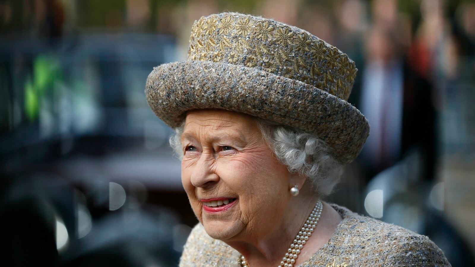 cheats/2014/11/07/four-men-accused-of-plot-to-kill-queen/141109-queen-elizabeth-cheat_qnpijq