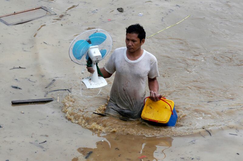 galleries/2011/12/17/philippines-typhoon-kills-hundreds-photos/philippines-floods-photos-wade_ne0spe