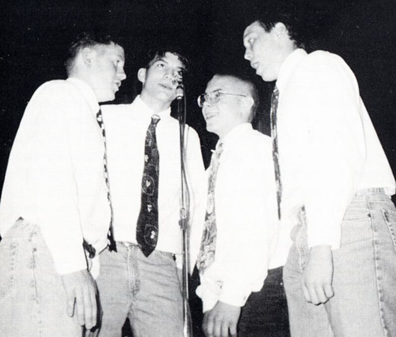 galleries/2010/04/12/celebrity-gleeks/celebrity-gleeks---kutcher_xhcjlg