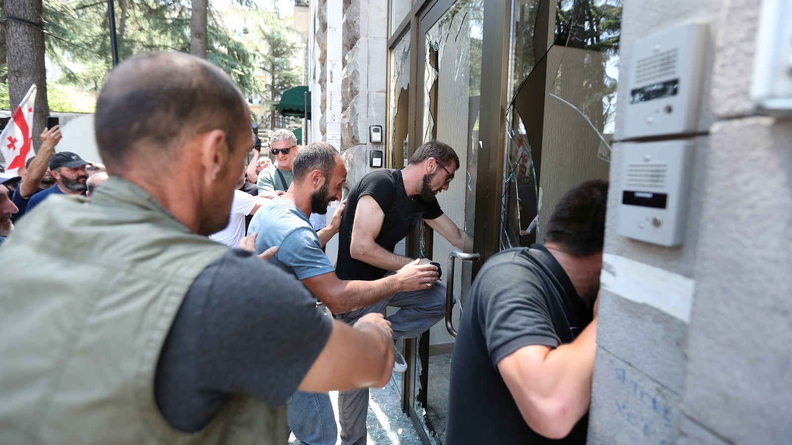 2021-07-05T104929Z_1807987174_RC28EO9YQ6IO_RTRMADP_3_GEORGIA-LGBT-PRIDE_xzitzk