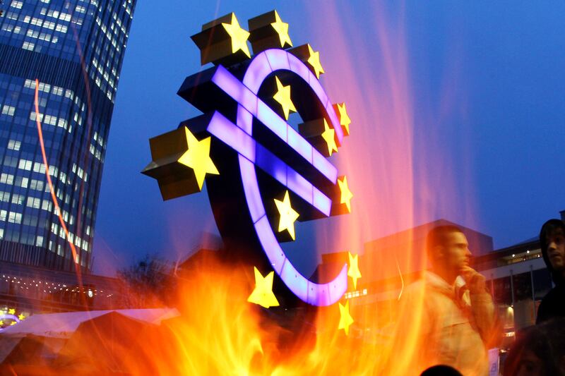 articles/2011/12/14/why-the-euro-is-dipping-so-low-and-whether-we-should-care/decline-of-the-euro-salmon_ujt5i4