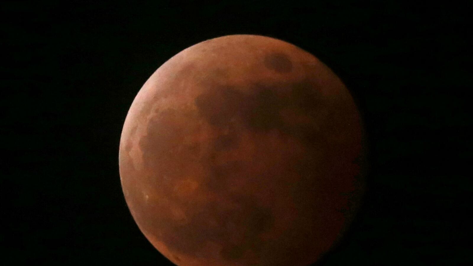 cheats/2015/04/04/shortest-lunar-eclipse-of-century-occurs/150404-blood-moon-cheat_ovisap