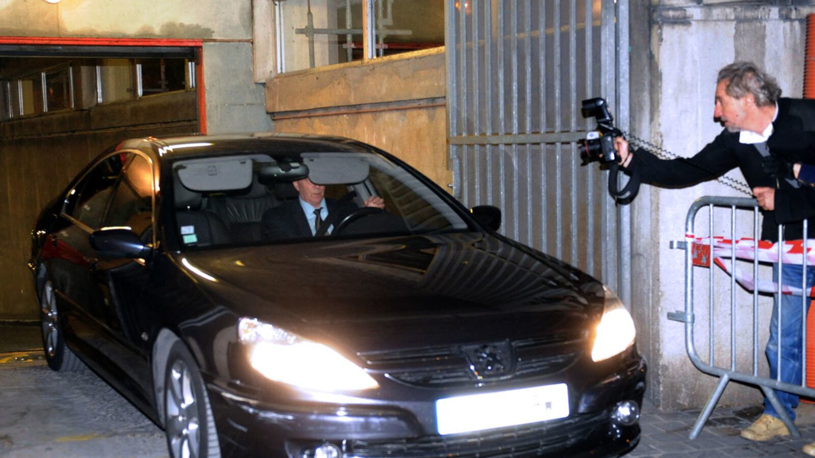 cheats/2012/03/27/strauss-kahn-out-on-bail/dsk-leaves-french-jail-on-bail-cheat_op8foa