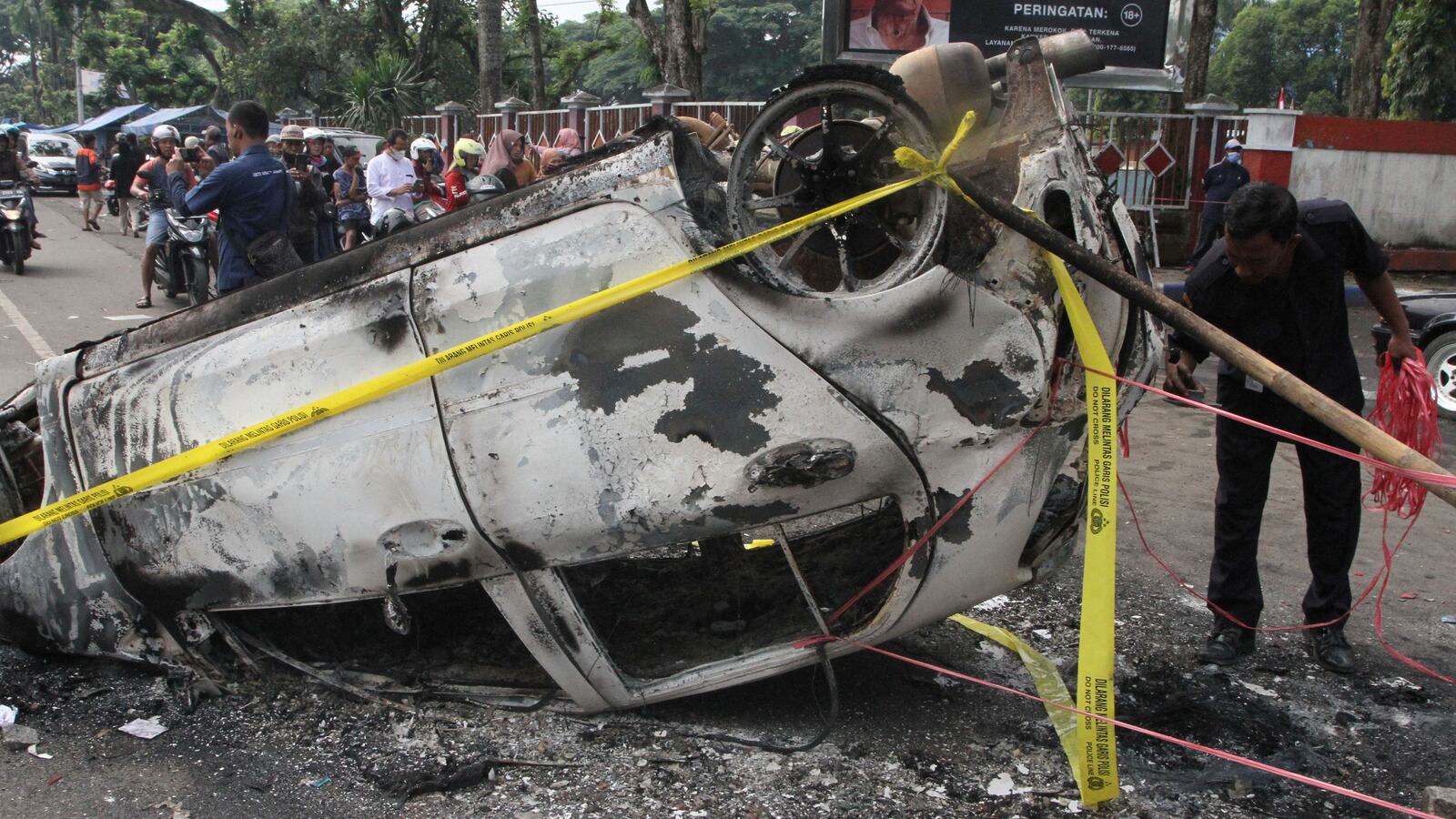 2022-10-02T034722Z_1853687685_RC2RSW982NZ1_RTRMADP_3_SOCCER-INDONESIA-RIOT_qoiiik