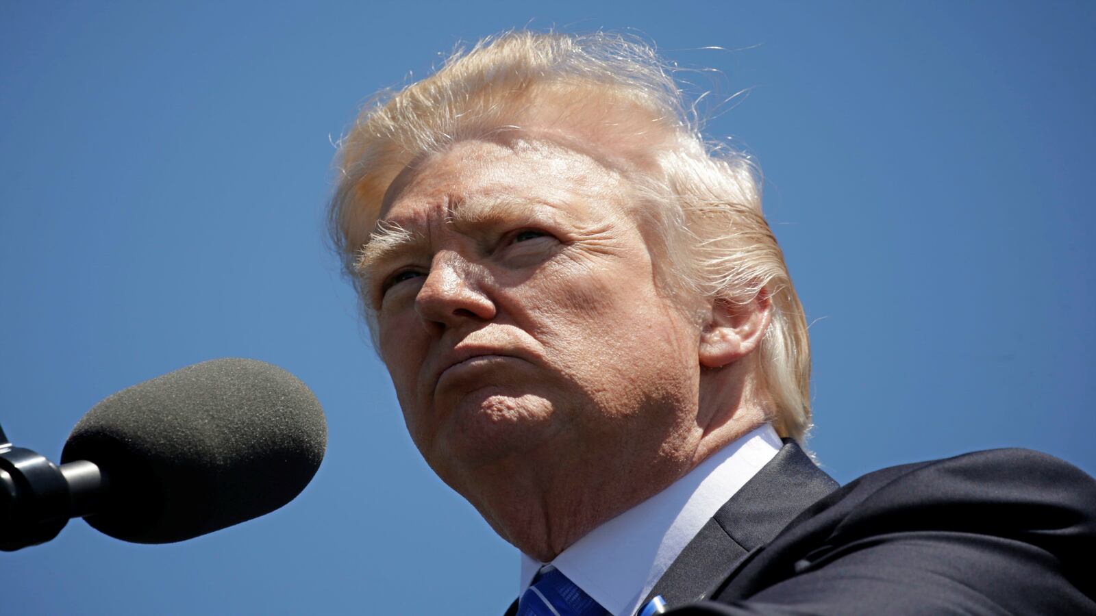 170516-trump-aides-classified-materials-cheat_t1mhtu