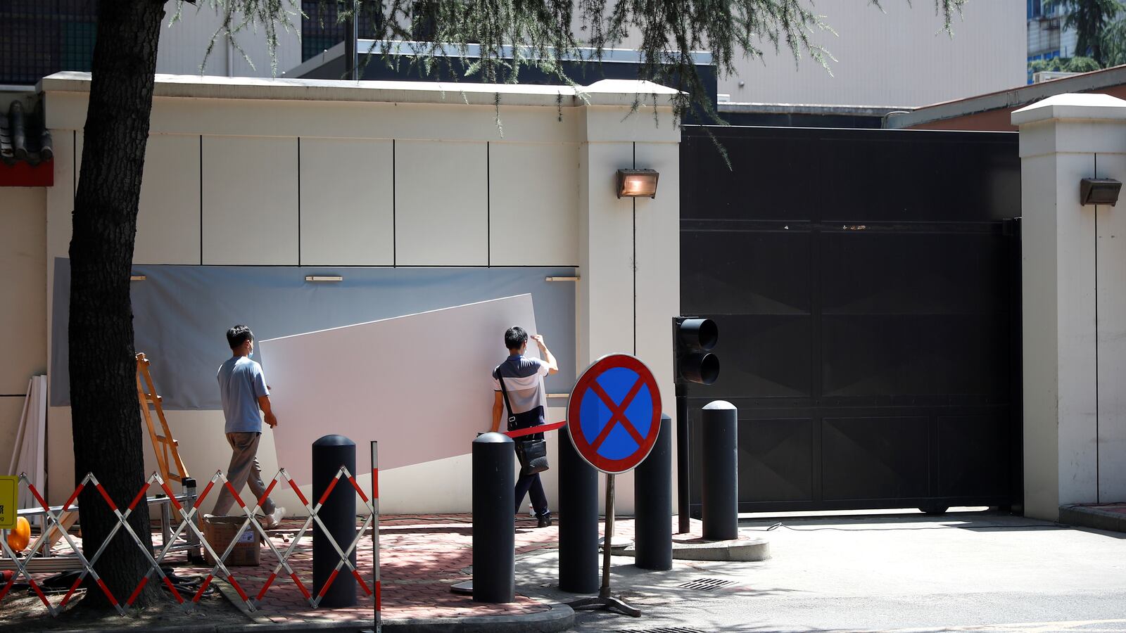 2020-07-27T064606Z_1646615142_RC2I1I9D3540_RTRMADP_3_USA-CHINA-CONSULATE_vq4voz