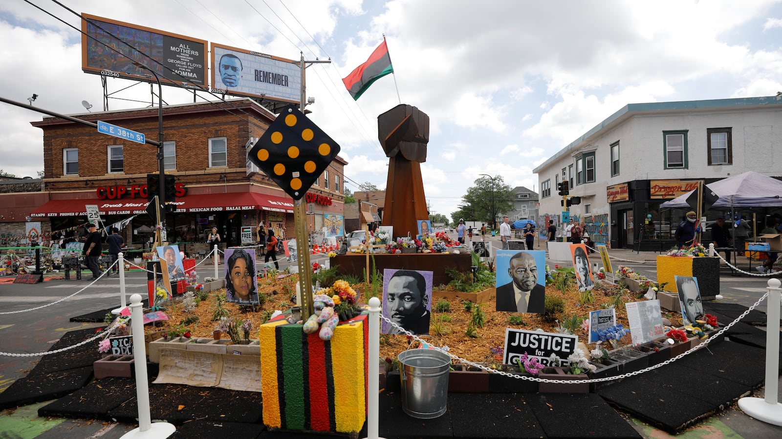 2021-05-25T164800Z_1642370017_RC23NN9Y1E7P_RTRMADP_3_USA-RACE-GEORGEFLOYD_wlw9uz