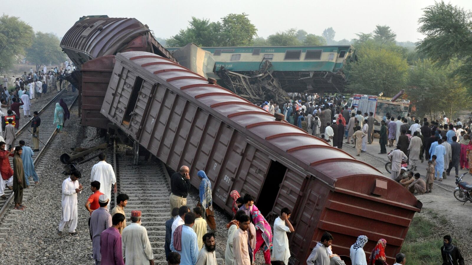 cheats/2016/09/15/at-least-6-dead-150-injured-in-pakistan-train-crash/160915-pakistan-crash-cheat_zfp1oc