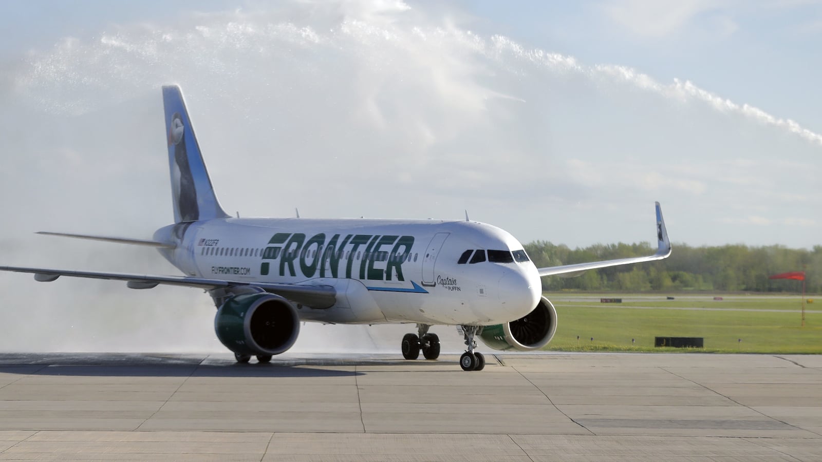 2019-05-24T145116Z_1872285467_MT1USATODAY12765512_RTRMADP_3_FRONTIER-AIRLINES-FIRST-FLIGHT-INTO-GREEN-BAY-AUSTIN_yhun9a