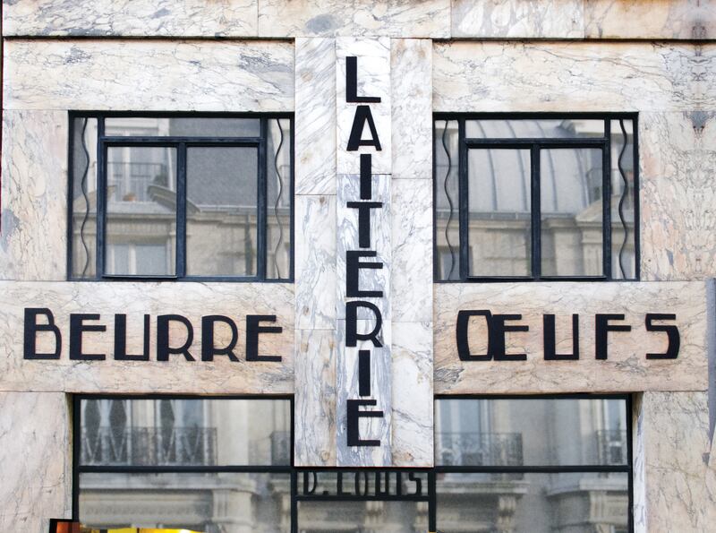 galleries/2015/10/11/paris-has-the-coolest-signs/151002-graphique-de-rue-09_yuhghk