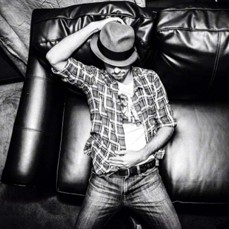 galleries/2014/04/06/jennette-mccurdy-kaley-cuoco-and-the-best-selfies-of-the-week/140404-selfies-jason_mraz_tfkktt