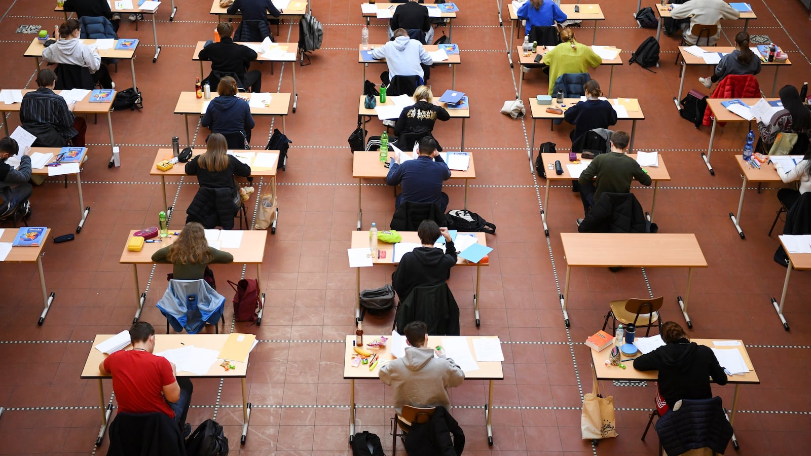 2021-04-26T073310Z_210840797_RC2J3N9LXOIK_RTRMADP_3_HEALTH-CORONAVIRUS-GERMANY-EXAMS_h4yrir