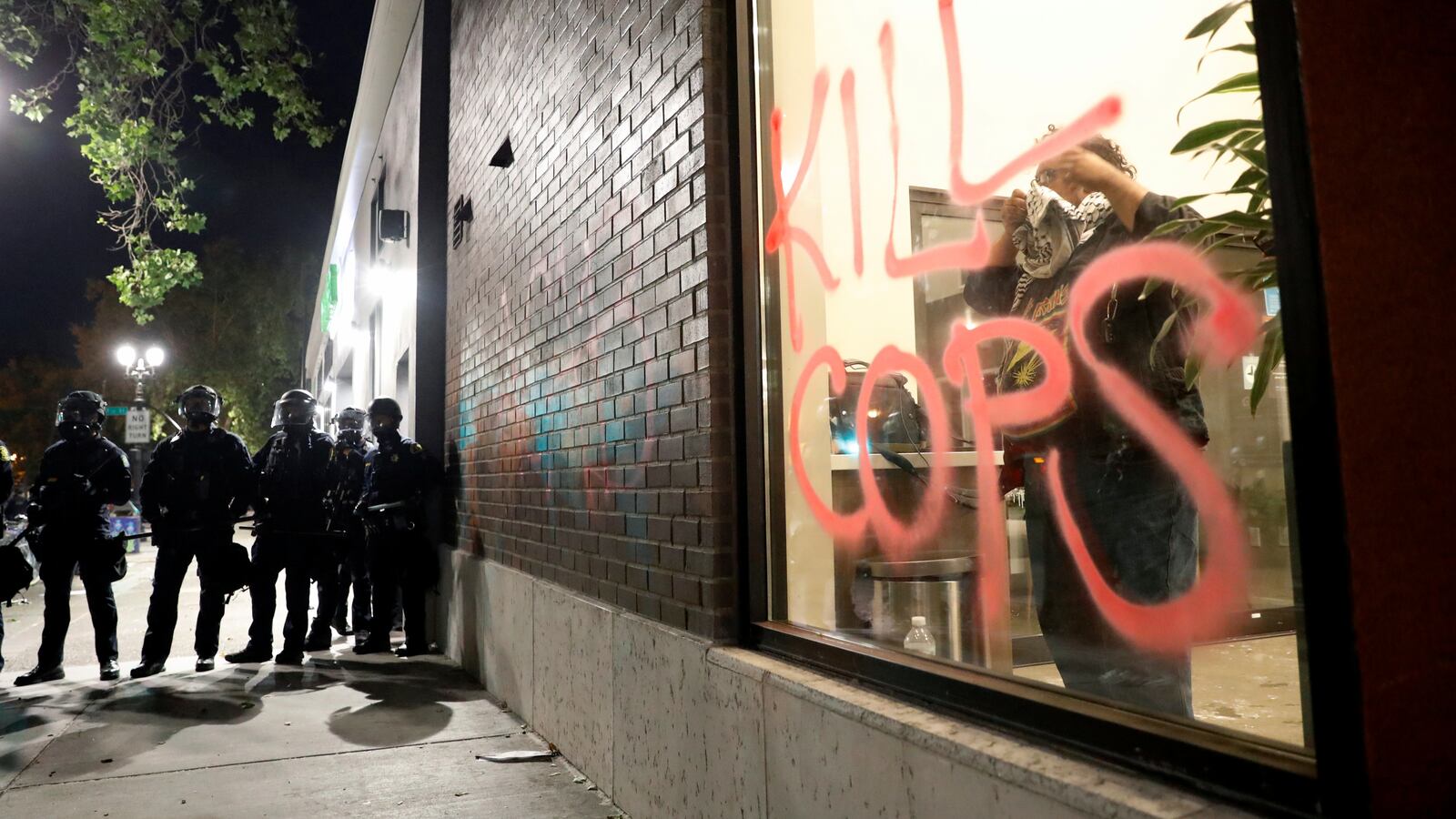 2020-05-30T064635Z_2011643076_RC2UYG98MV4J_RTRMADP_3_MINNEAPOLIS-POLICE-PROTESTS-OAKLAND_nzjqc1