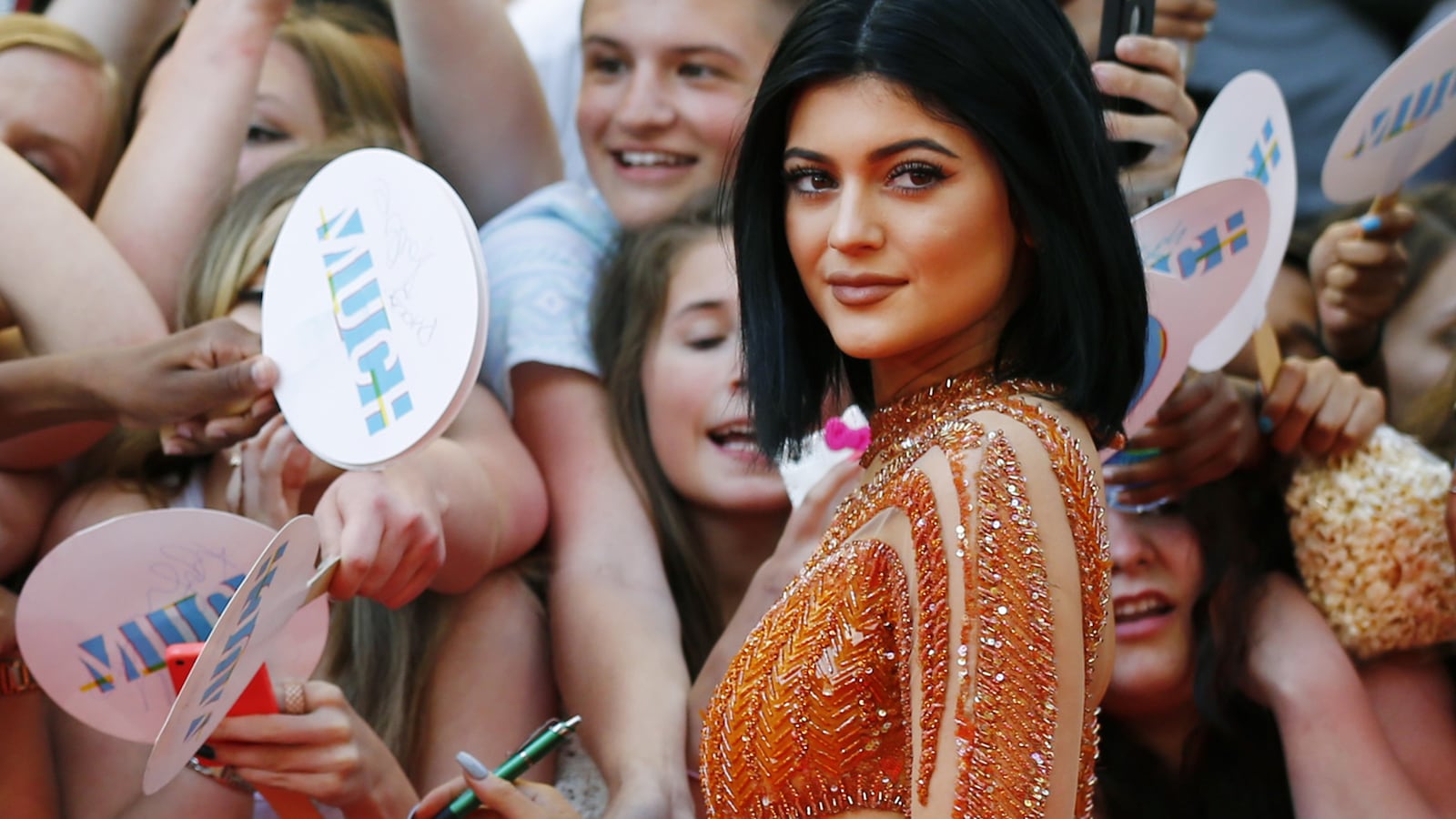 articles/2015/05/26/a-kardashian-stumbles-upon-a-chemtrail/150526-nuzzi-jenner-tease_fvhhvy