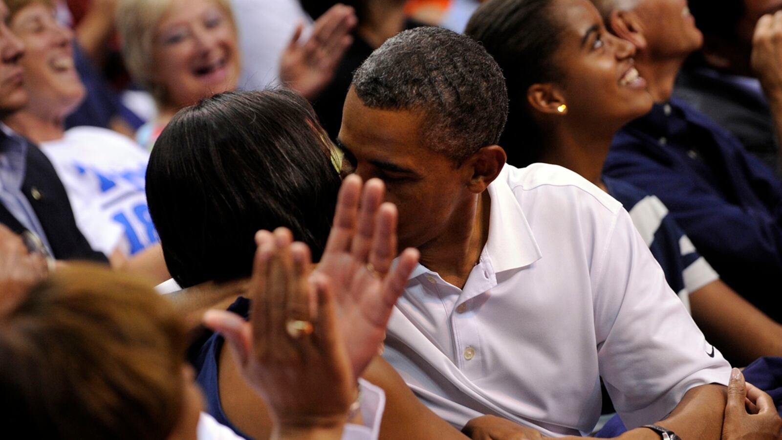 cheats/2012/07/16/michelle-rejects-obama-s-kiss/obamas-kissing-cs_uhpare