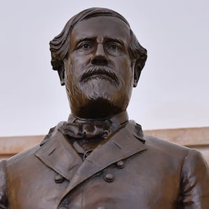 Robert E Lee statue