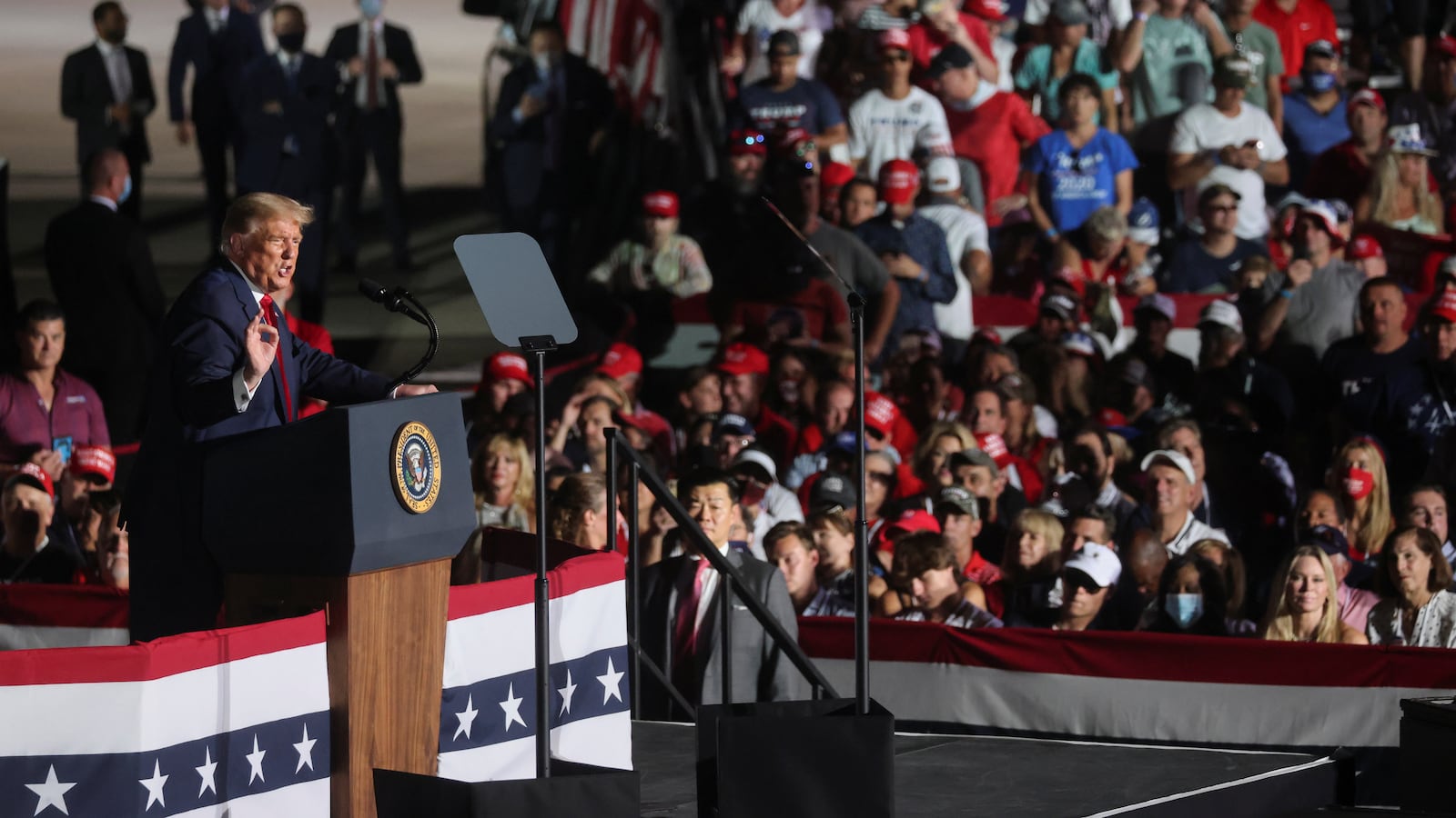 2020-10-12T233525Z_756232871_RC2BHJ9I0OIF_RTRMADP_3_USA-ELECTION-TRUMP_g3qrcm