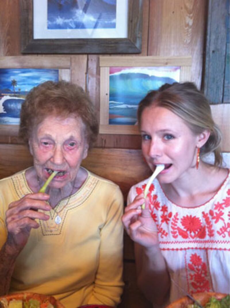 galleries/2010/08/04/celebrity-twitpics/twitpi84---bell_phabpc