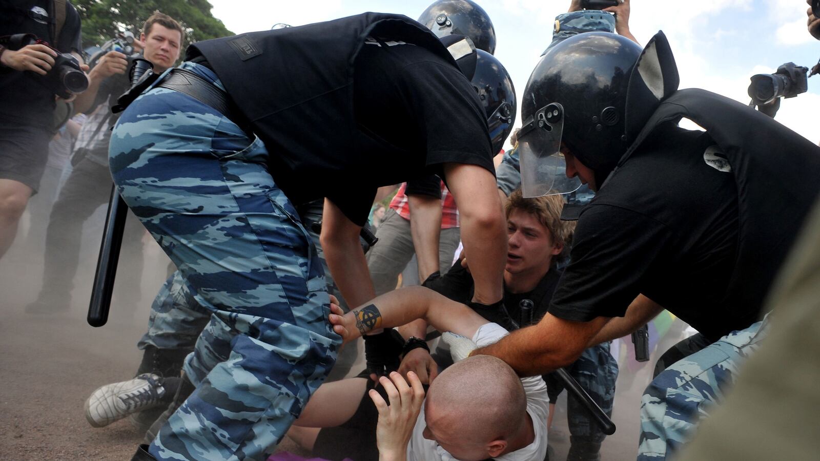 cheats/2013/06/30/russian-gay-pride-march-turns-violent/130630-gay-pride-russia-cheat_nugprz