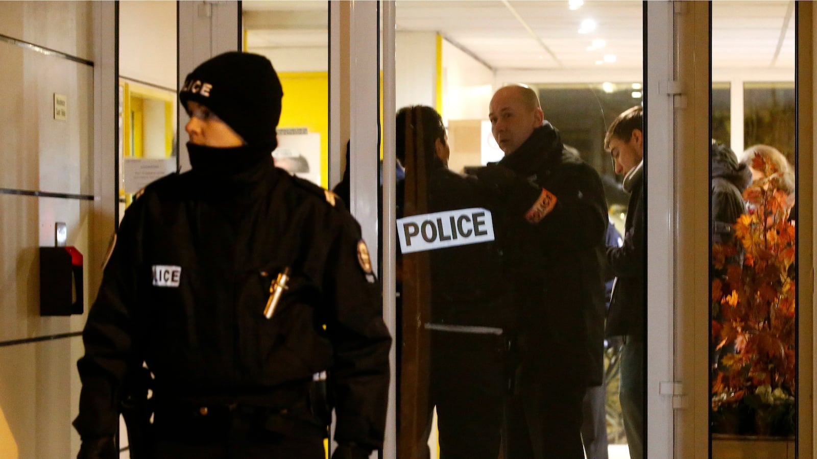 cheats/2015/11/23/police-find-explosives-in-french-suburb/151123-paris-police-cheat_o8roxe