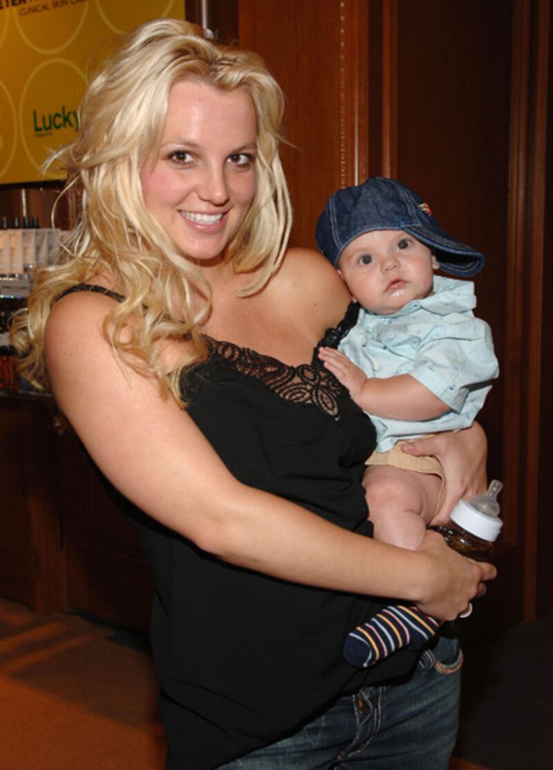galleries/2011/08/16/celebrity-moms-pregnant-before-25-photos/britney-spears-mom_txmm8q
