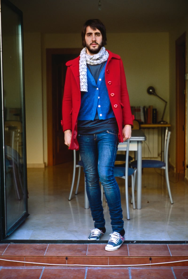 galleries/2013/07/09/men-wearing-their-girlfriends-clothes-jon-uriarte-s-photos/5_Santi_Sabela_nz8wv8