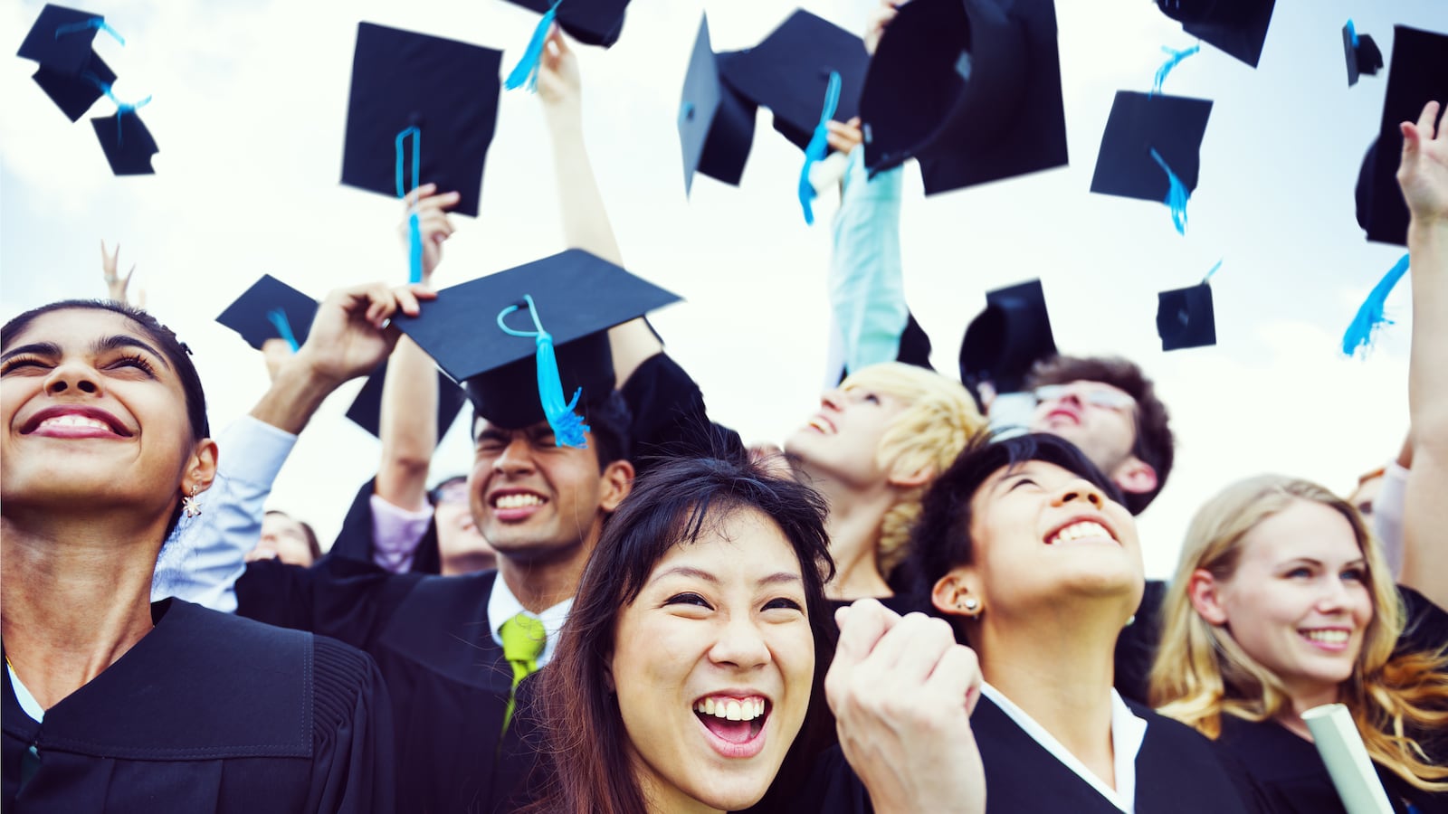 articles/2016/05/18/uk-university-backtracks-on-dangerous-mortarboard-tossing/160518-teeman-british-graduation-tease_dluebw