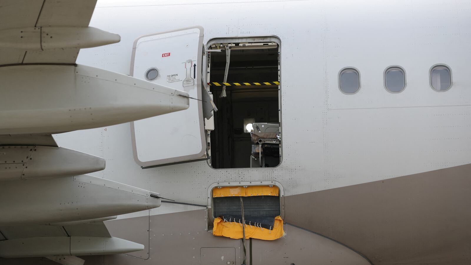 2023-05-26T093050Z_922951257_RC2961AS5N0P_RTRMADP_3_ASIANA-AIRLINES-DOOR_iiy8rs