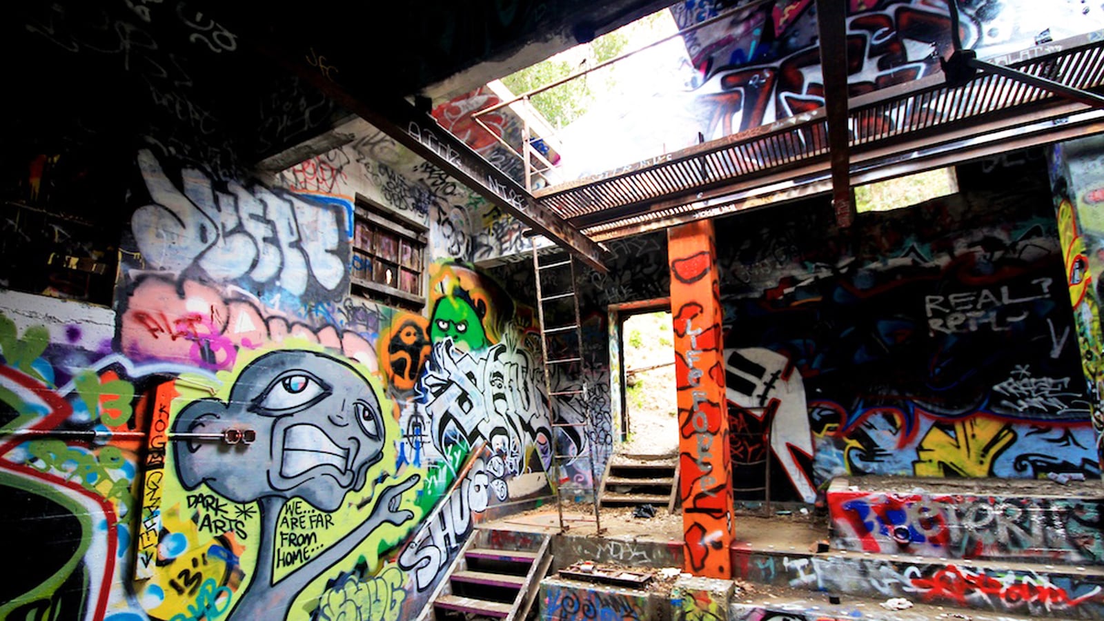 articles/2016/09/25/inside-los-angeles-s-abandoned-nazi-compound/160924-O-Connor-Abandoned-Nazi-Compound-tease_l7kihv