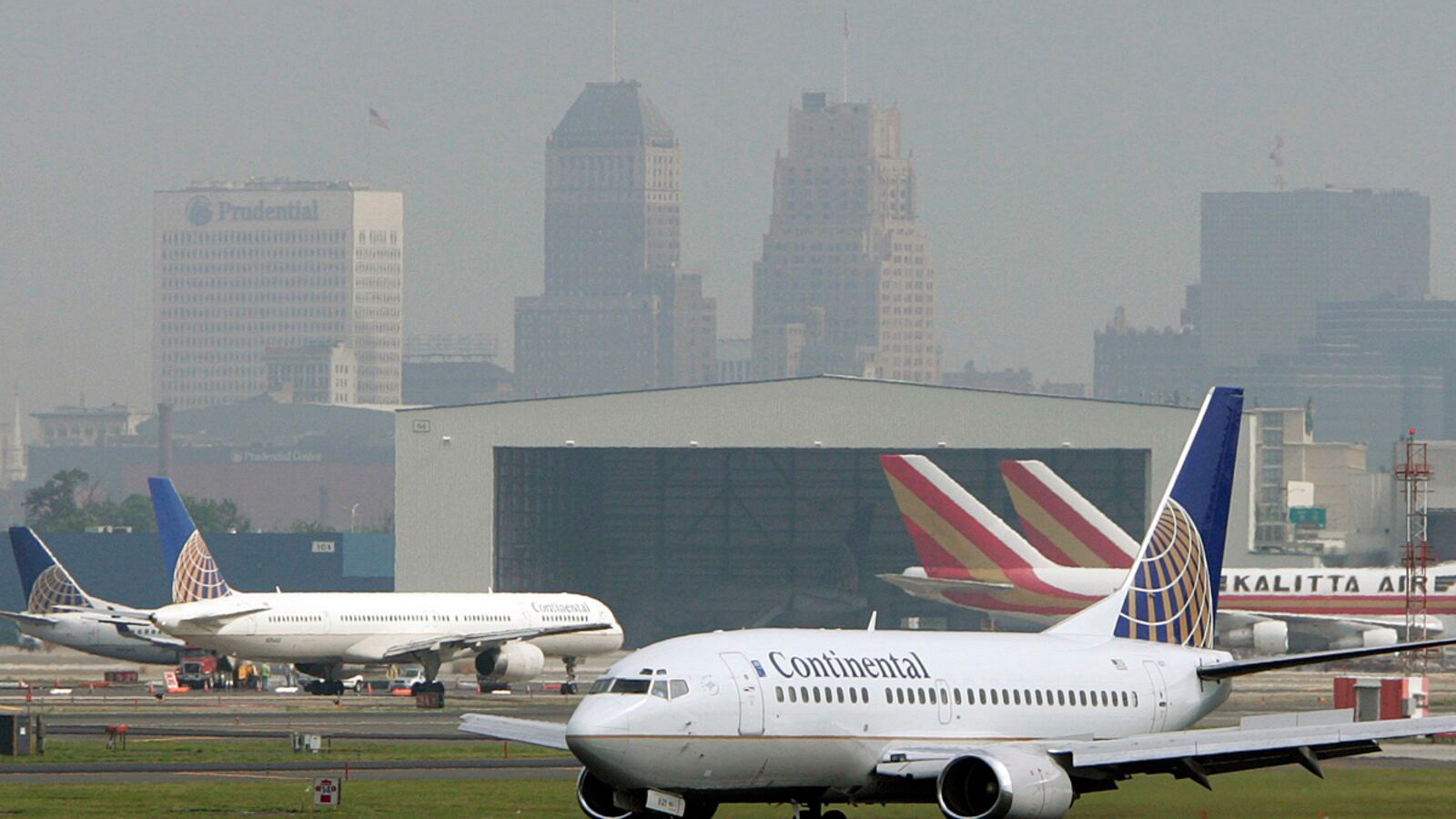 cheats/2011/08/04/newark-is-most-delayed-airport/newark-airport-delays-cheat_kl7ptb